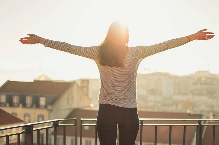 balcony praise